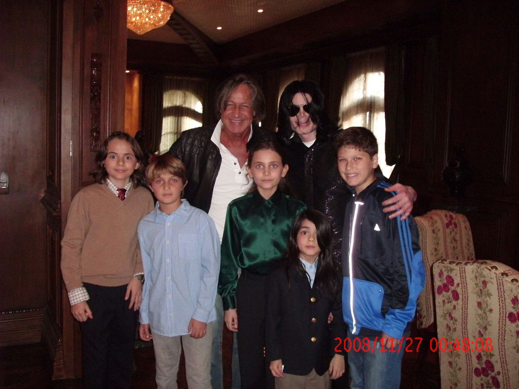 Mohamed Hadid y Michael Jackson posan con sus hijos