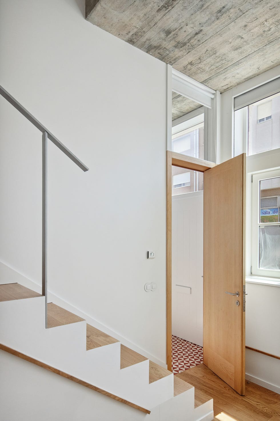 solar estrecho alargado casa dos volumenes patio interior anexo con cúpula