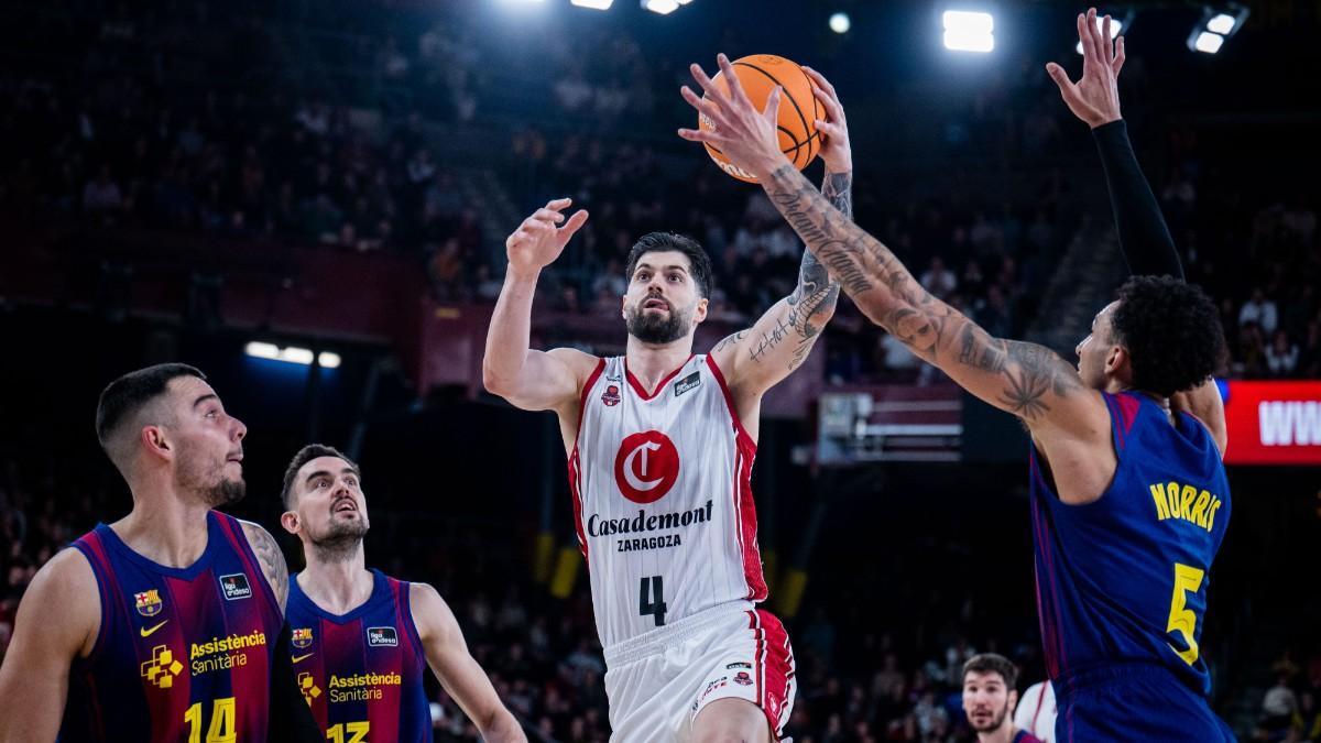 Miles Norris trata de frenar a Santi Yusta