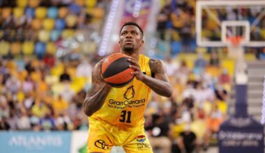 Dylan Ennis se dispone a lanzar un tiro libre en su etapa en el Granca.