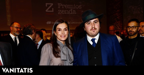 El divertido encuentro de la reina Letizia con David Summers y su hijo, Daniel Summers, en los Premios Zenda