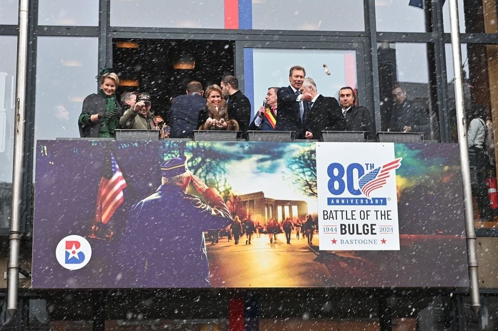 Los Grandes Duques de Luxemburgo y los reyes belgas rindieron homenaje a los soldados caídos, en una ceremonia en el Grand-Place de Bastogne