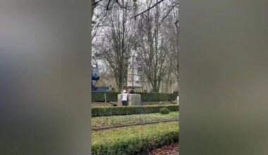 Vídeo de la colocación de las primeras estatuas de los reyes en el parque de la Taconera