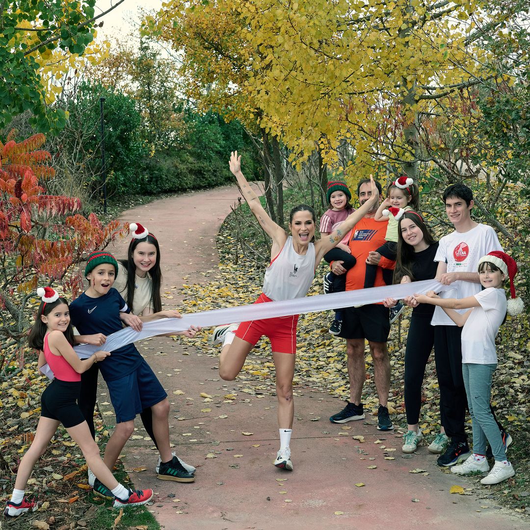 "No he arrastrado a ninguno de mis hijos al atletismo ¡y estoy feliz con ello! Lo importante es moverse y encontrar la actividad que te apasione", afirma Estefanía, que protagoniza una divertida imagen con toda su familia. 