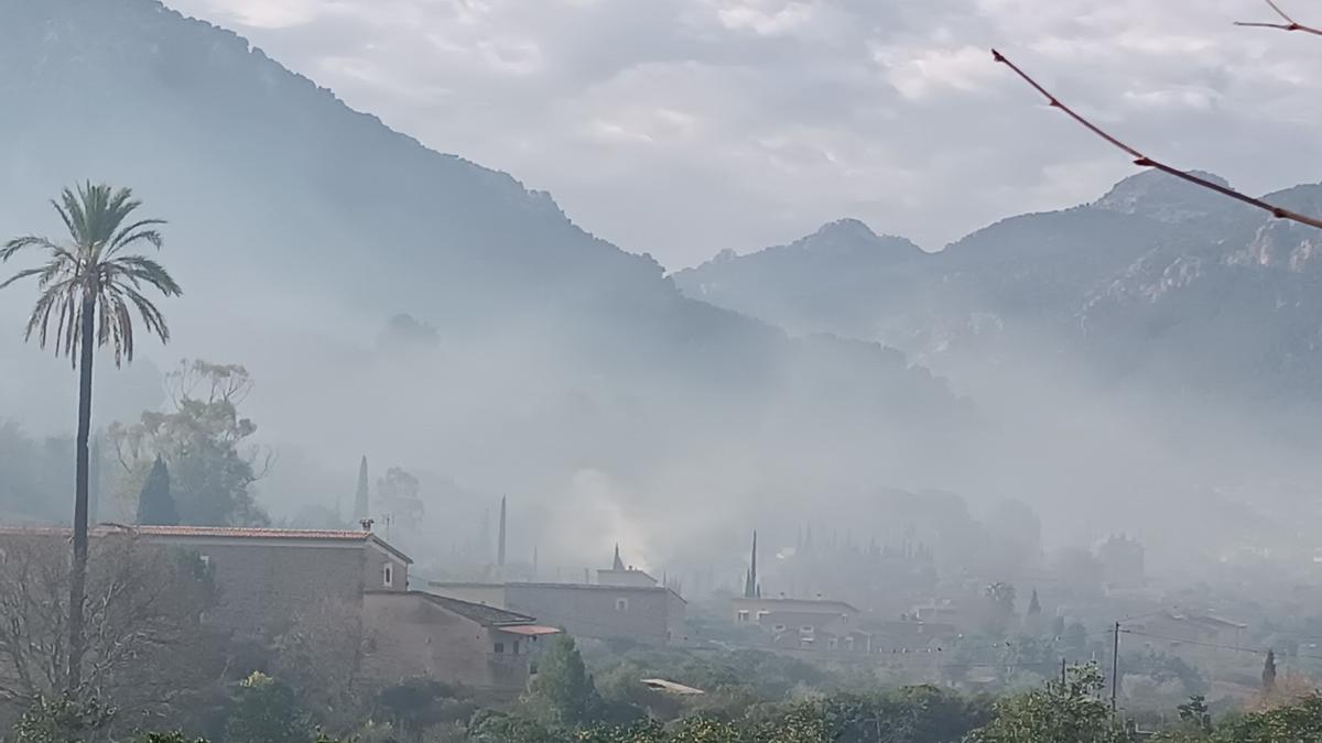 Una imagen del valle de Sóller lleno de humo procedente de las quemas agrícolas.