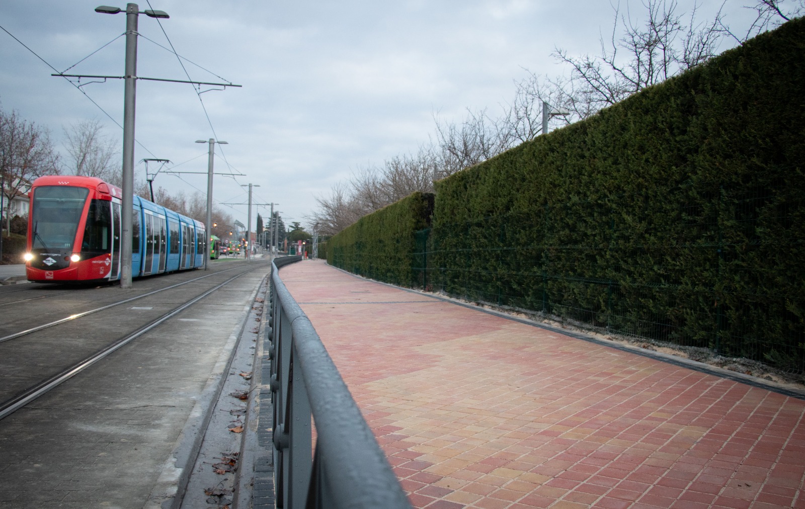 Finaliza el acerado de carretera de Villaviciosa, entre el parque de los Bomberos y la entrada al Recinto Ferial