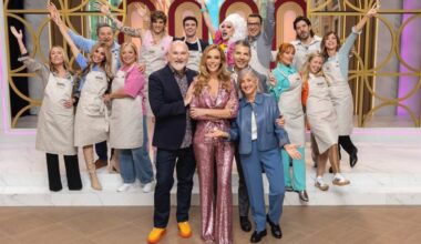 En primer plano, la presentadora gallega Paula Vázquez, rodeada de los jueces y concursantes de ‘Top Chef: Dulces y Famosos’