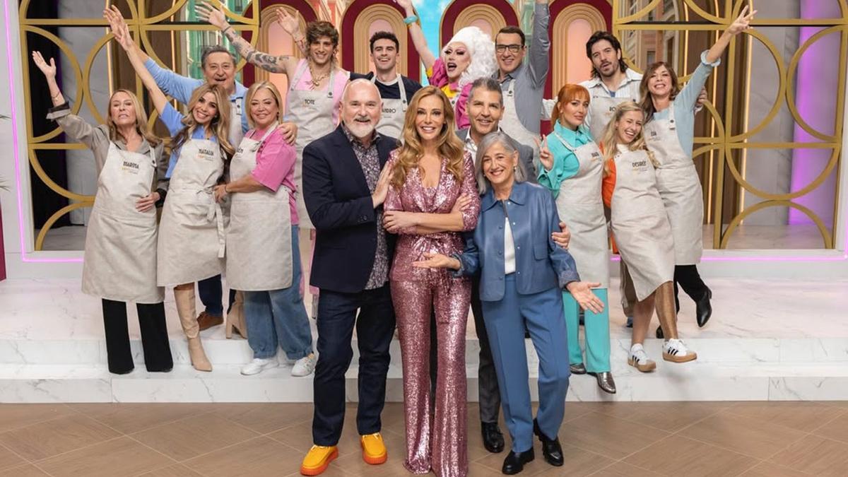 En primer plano, la presentadora gallega Paula Vázquez, rodeada de los jueces y concursantes de ‘Top Chef: Dulces y Famosos’