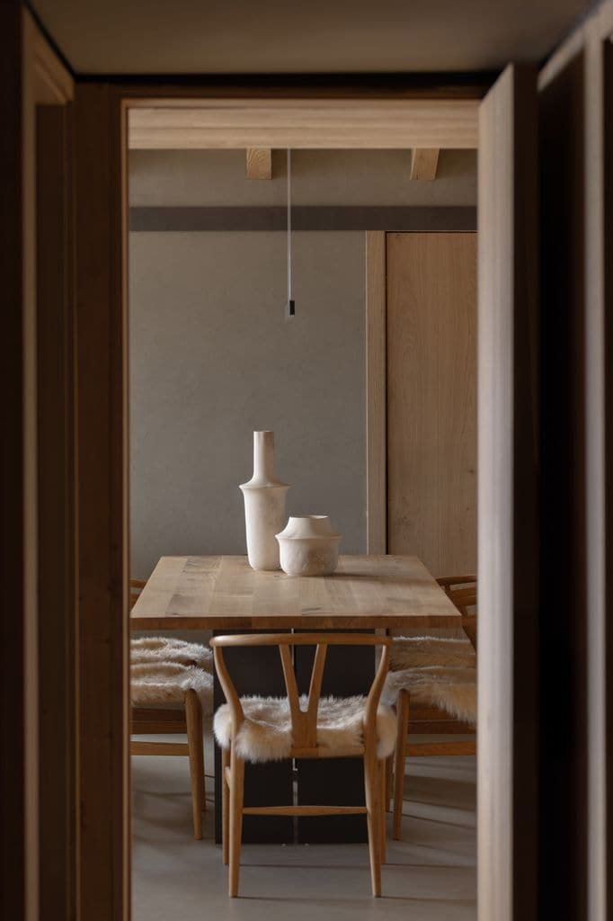 Comedor donde predomina la madera en los muebles y la artesanía en los complementos