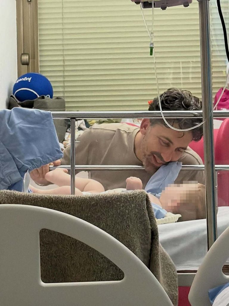 Luis Díaz Núñez, en el hospital junto a su bebé