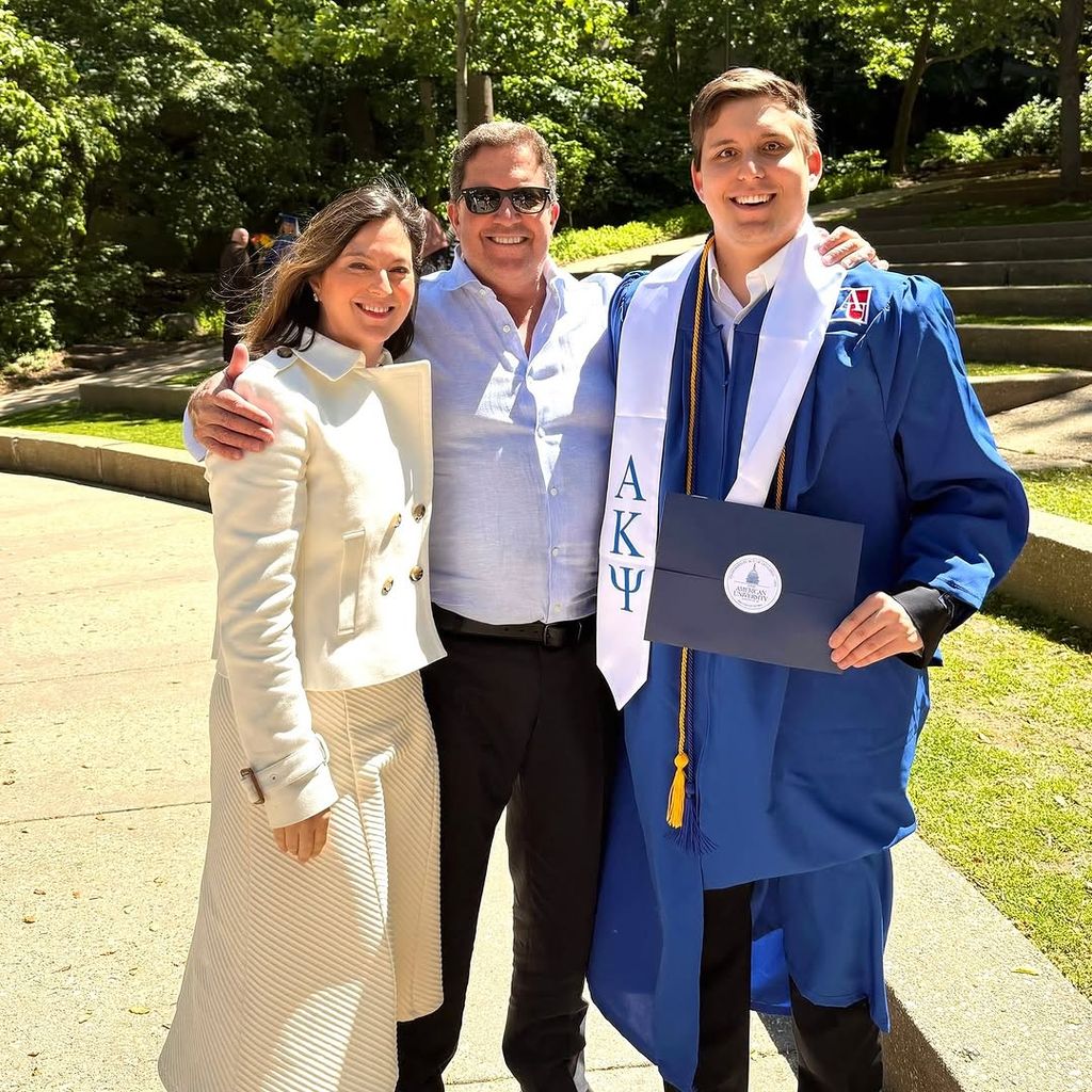 Chábeli Iglesias y Christian Altaba, con su hijo Alejandro el día de su graduación