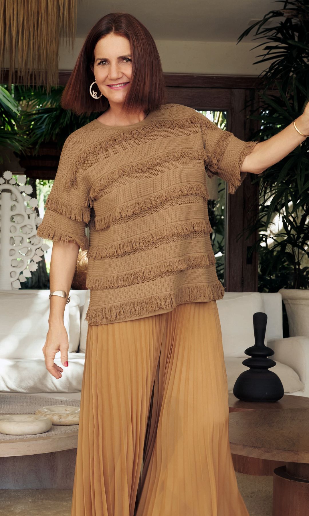 Samanta Vallejo-Nágera, sonriendo y posando en un salón con mobiliario moderno.