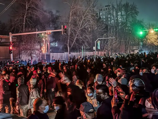 Cientos de personas en una de las principales avenidas de Teherán, la capital de país.