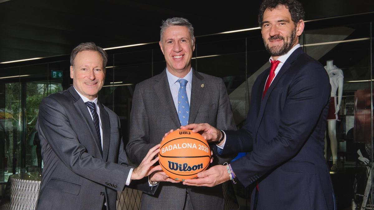 De izquierda a derecha: Patrick Comninos (CEO de la BCL, Xavier García Albiol (Alcalde de Badalona) y Jorge Garbajosa (Presidente de FIBA Europa)