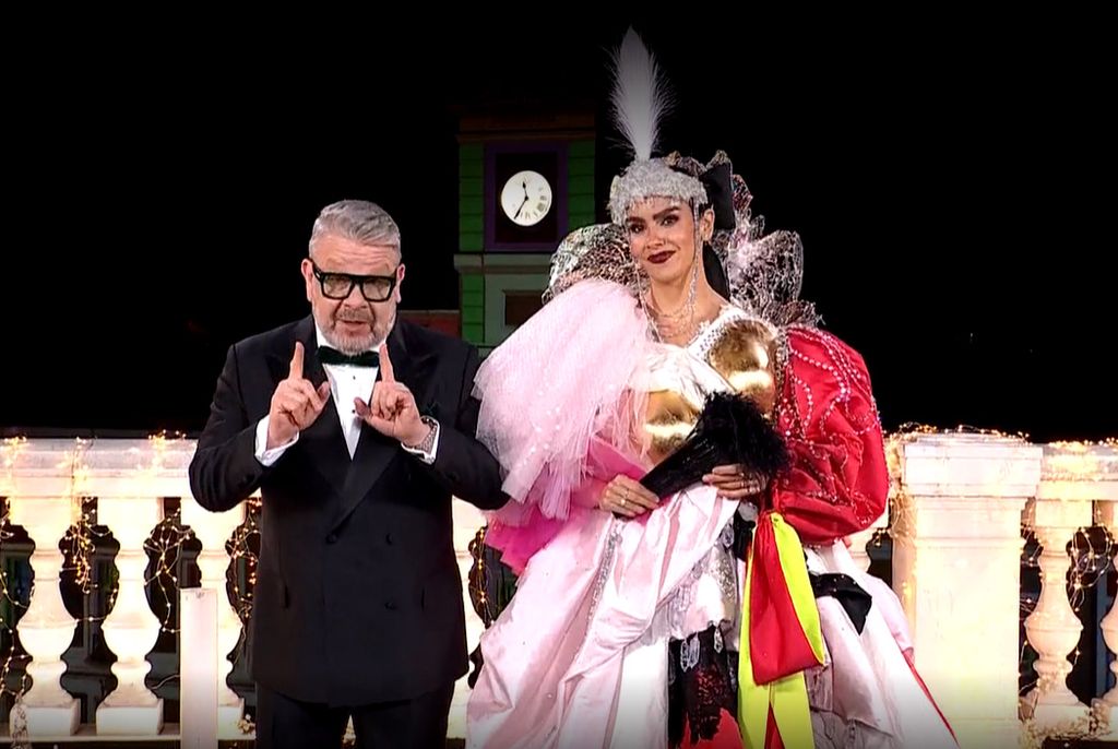 La pareja de presentadores, durante la retransmisión