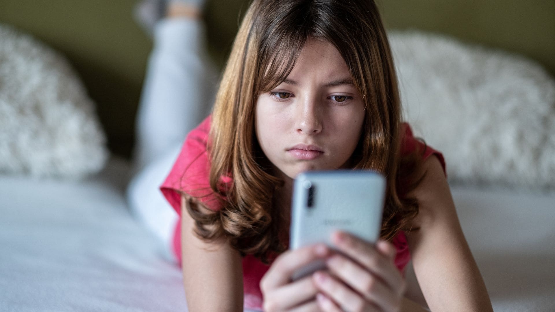 Adolescente enganchada al móvil