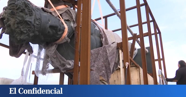 ¿Aquaman? La instalación de dos estatuas gigantes en el Puerto de Málaga desata la polémica