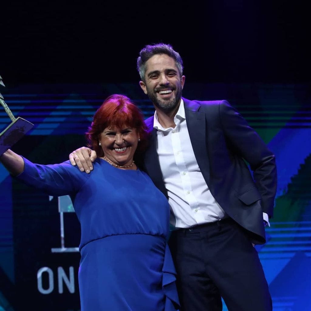 Roberto Leal y su madre Mercedes en unos premios