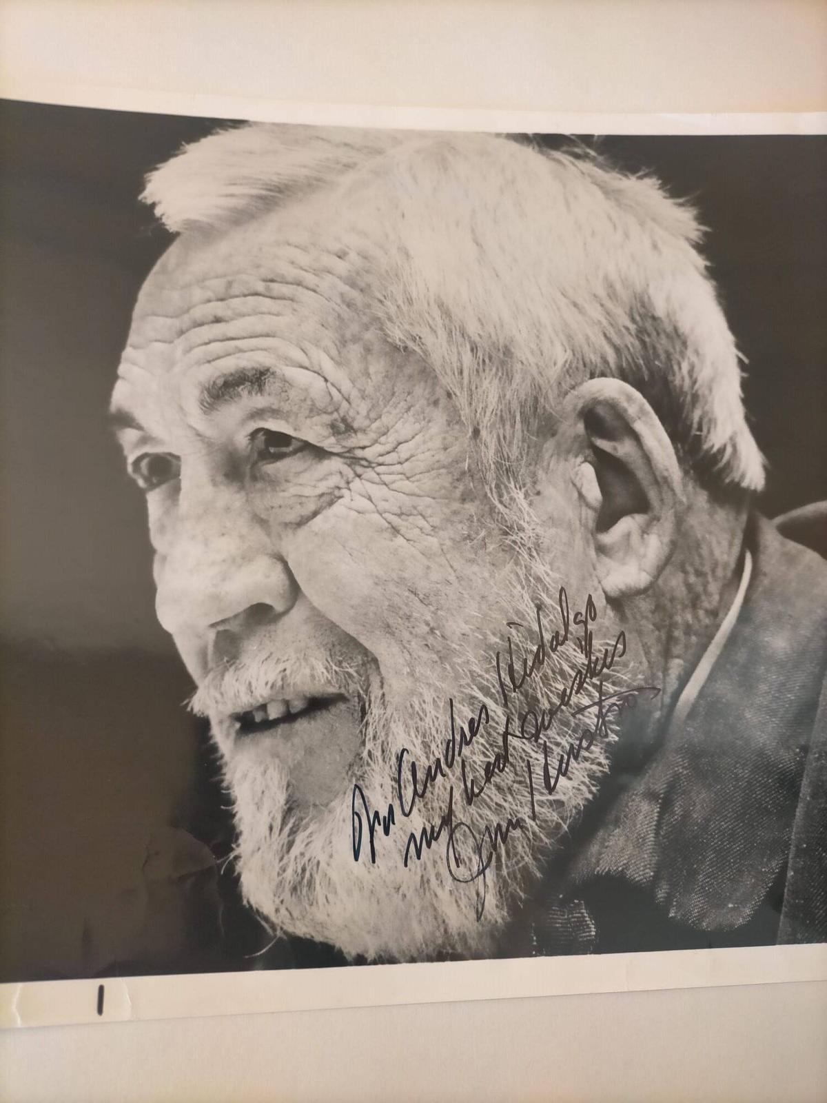 El director John Houston también le dedicó una foto a Andrés Hidalgo.