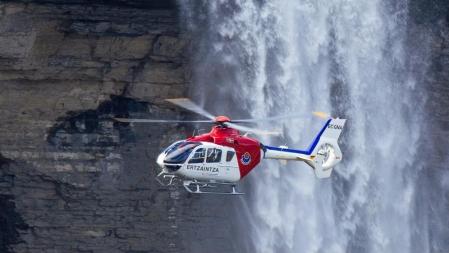 Una imagen del helicoptero de la Ertzaintza, que se ha encargado de rescatar el cuerpo en el monte Txindoki.