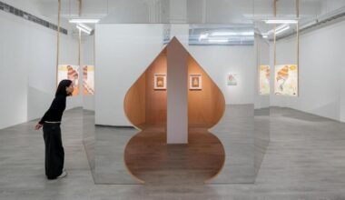 La cabaña de espejos «actúa como núcleo conceptual y físico»