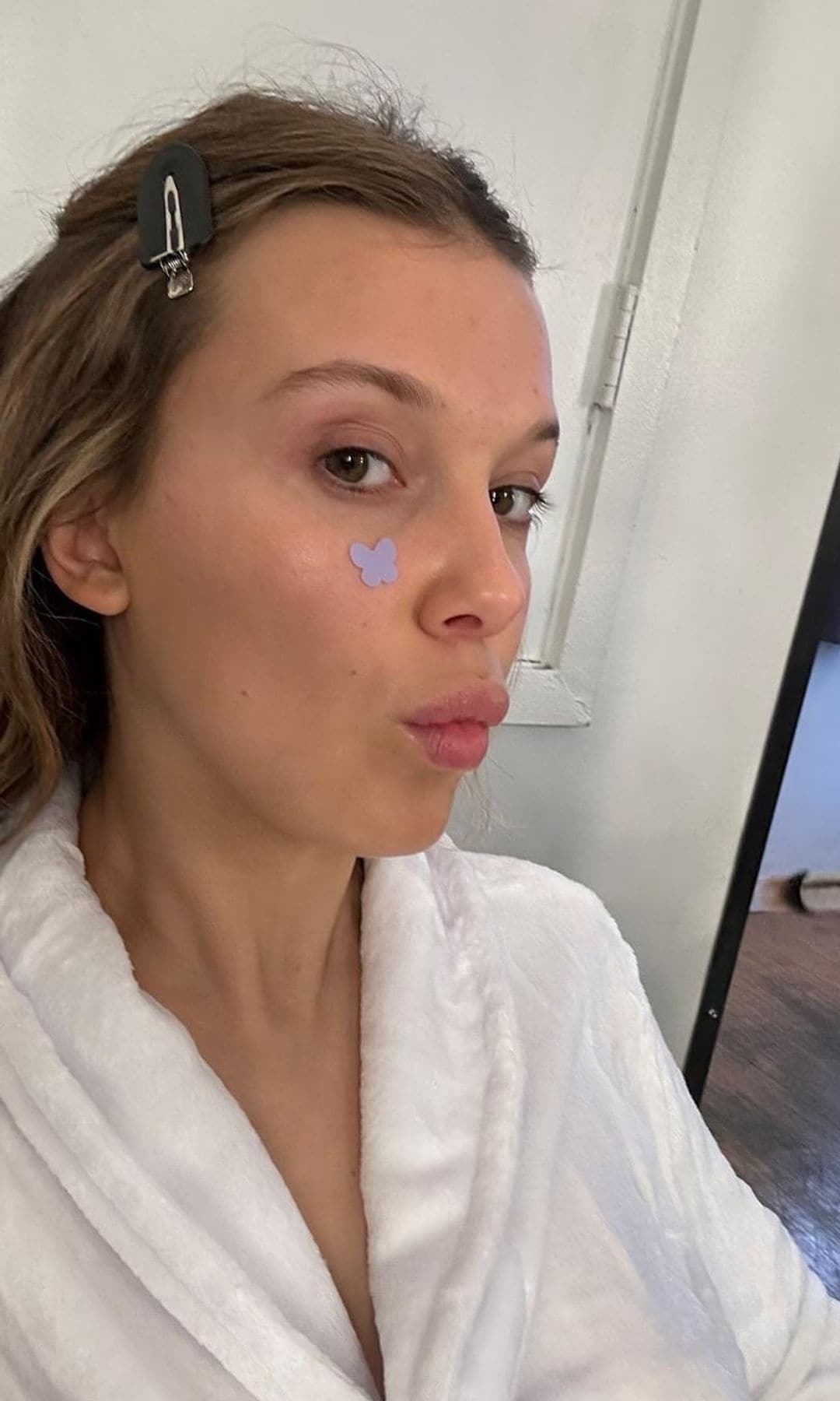 Millie Bobby Brown con sus parches para granos