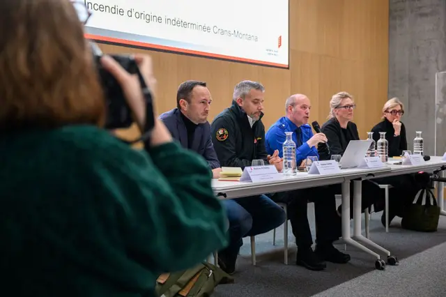 Las autoridades del cantón de Valais sentados a una mesa durante una rueda de prensa