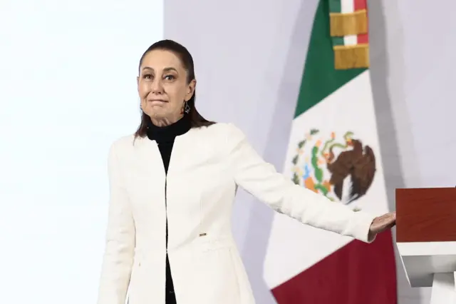 Claudia Sheinbaum durante la mañanera, empieza a evacuar