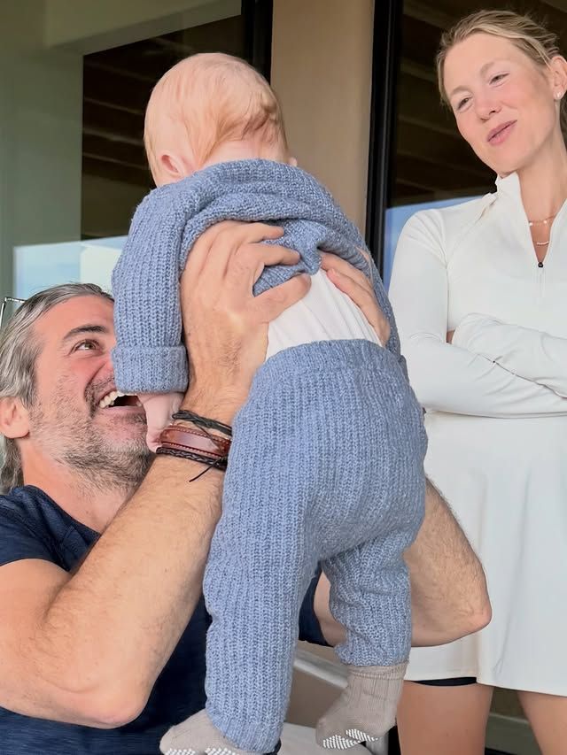 Jennifer comparte una fotografía con Jim y un bebe durante Navidad