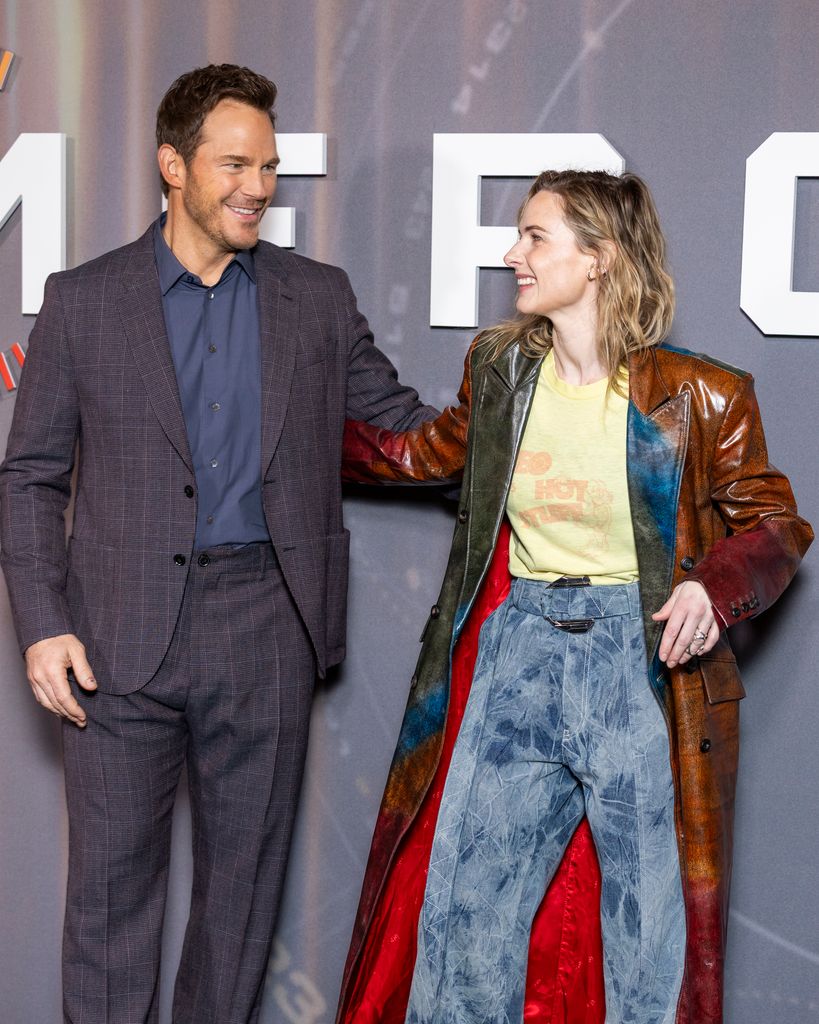 "Rebecca interpreta a Maddox, que es la jueza de inteligencia artificial", cuenta el actor