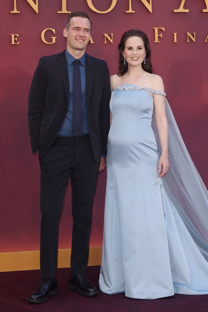 Michelle Dockery, junto a su marido Jasper Waller-Bridge, sorprende al anunciar su embarazo en la alfombra roja de la premiere de "Downton Abbey: The Grand Finale" en Londres