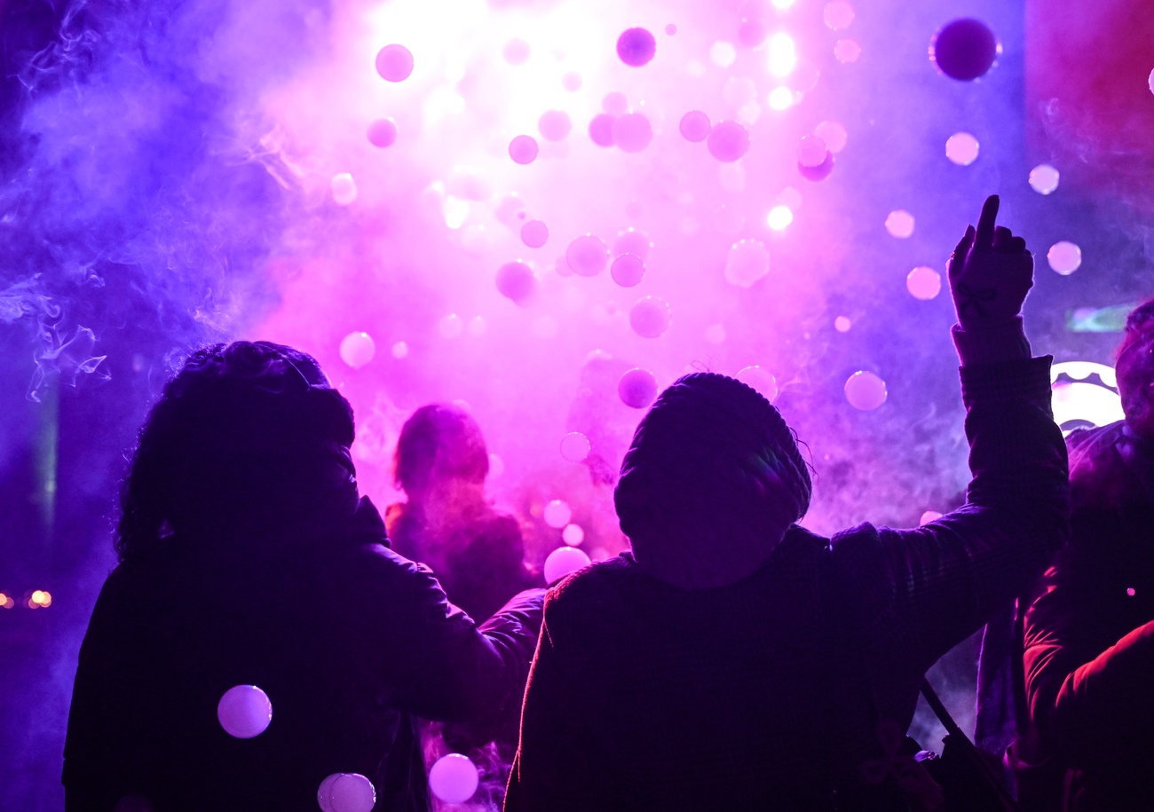 jóvenes bailando en un bar