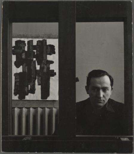 Pierre Soulages en su taller, en el 11 bis de la Rue Schoelcher. Paris, 1953