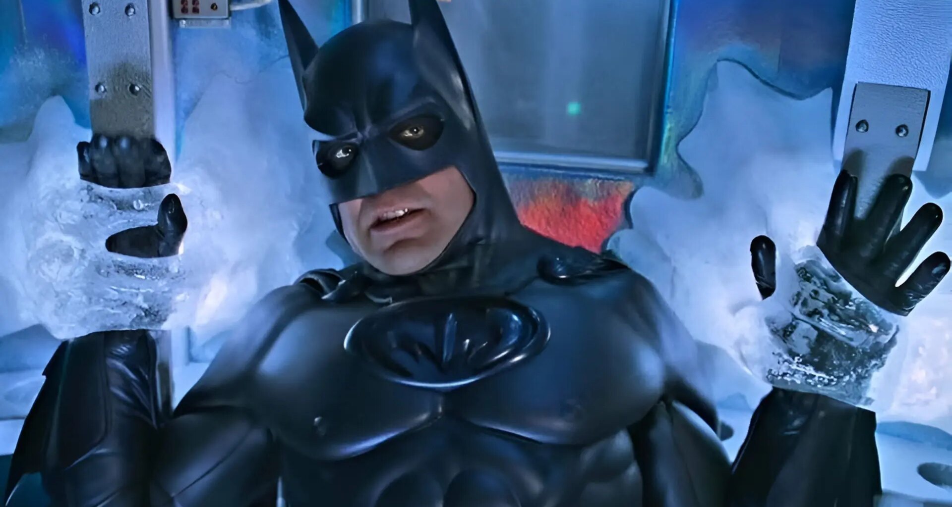 George Clooney defiende el elemento más polémico del battraje de Batman y Robin: "Batman tiene pezones, amigos"