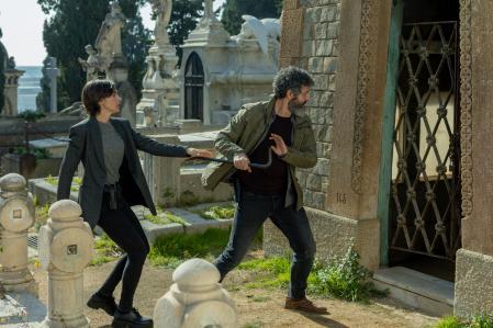 Isak Férriz y Verónica Echegui en 'Ciudad de sombras'.