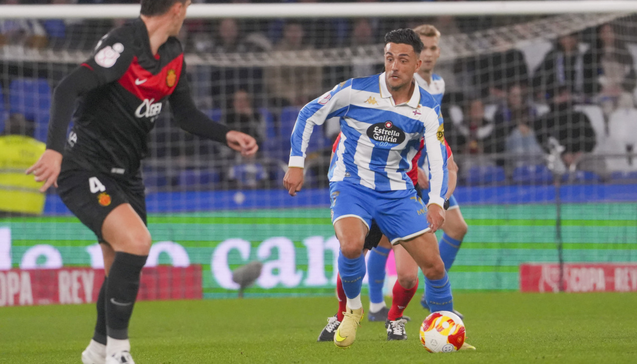 Cristian Herrera, con el balón, durante el partido contra el Mallorca