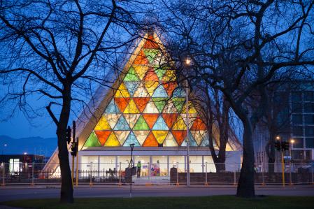 Catedral de cartón construida tras el terremoto de Christchurch (Nueva Zelanda) en el 2013. Las vidrieras re recuperaron del templo de estilo neogótico destruido