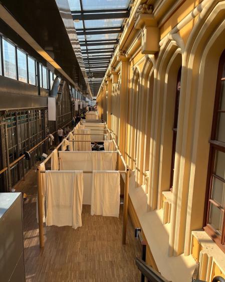 Sistema de divisiones de papel en la estación de Wrocław (Polonia), para acoger refugiados ucranianos tras el estallido de la guerra