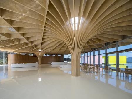 Madera en el complejo Simose, en el mar interior de Seto