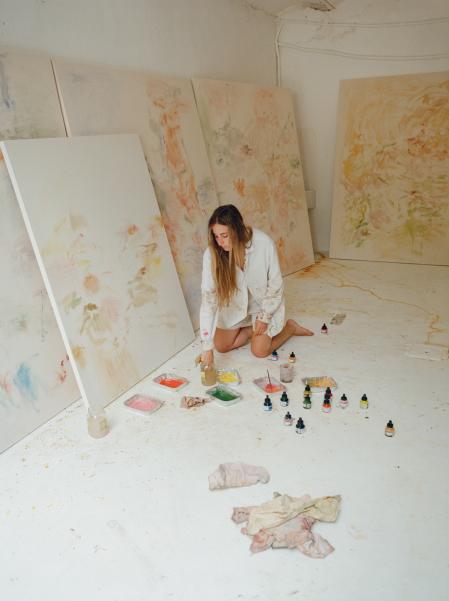 Monsó, en pleno trabajo; se ha impuesto pintar solo con sus manos, trapos y tintas, para reducir la sensación de que la obra es solo algo espontáneo