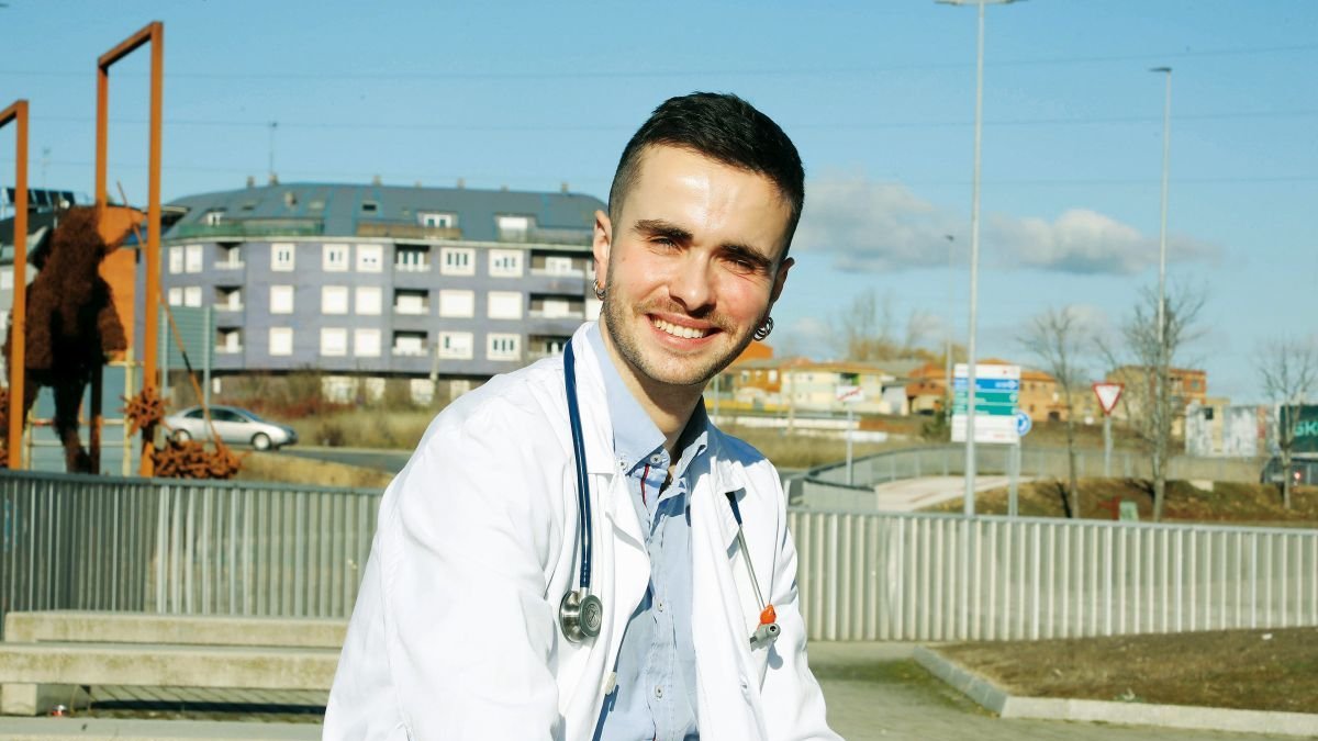 Darío Valdés, en el entorno del Hospital de León.