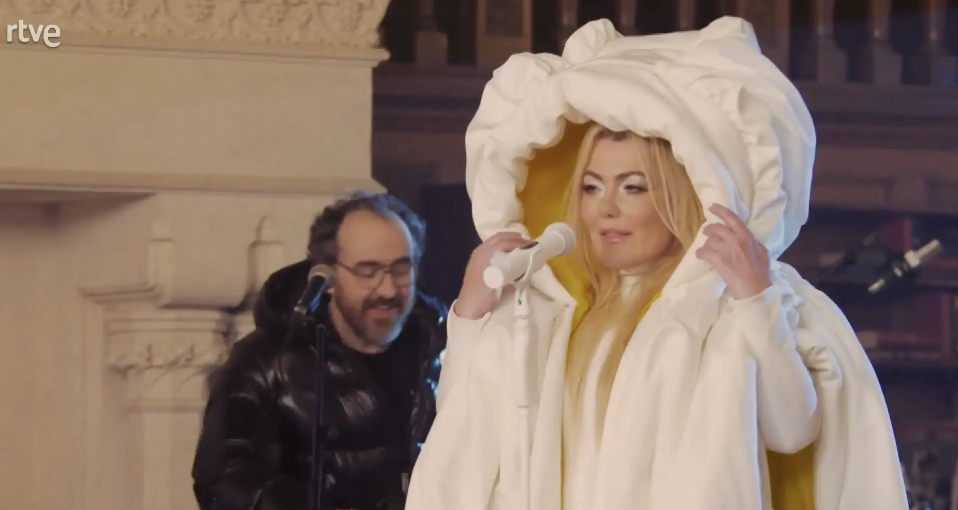 El acierto que oculta el 'look espacial' de Amaia Montero en su retorno a La Oreja de Van Gogh