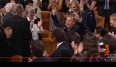 El director del concierto de Año Nuevo, Yannick Nézet-Séguin, se baja al pasillo para dirigir al público en la marcha Radetzky