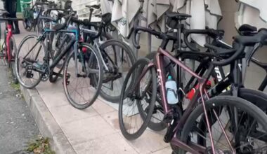 La emblemática tradición del café gratis para los ciclistas en un bar de Zubiri vuelve a triunfar este 1 de enero de 2026