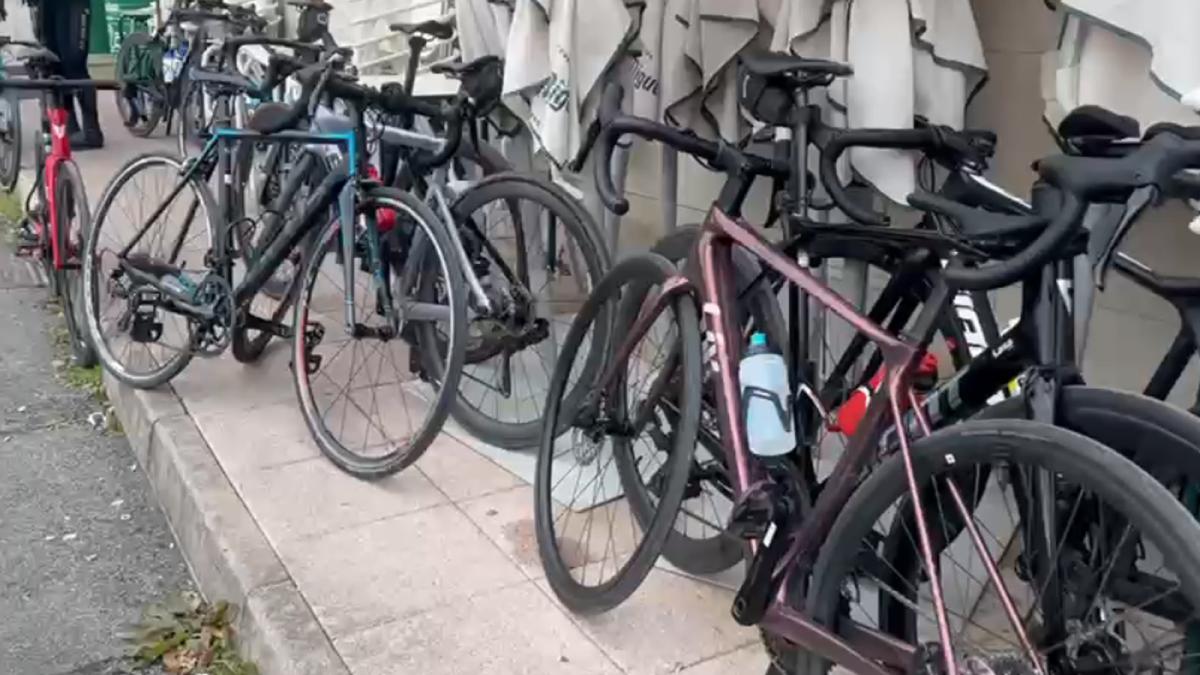La emblemática tradición del café gratis para los ciclistas en un bar de Zubiri vuelve a triunfar este 1 de enero de 2026