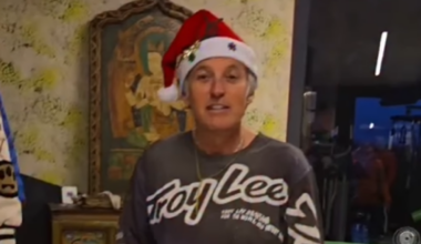 Jesús Calleja entrega un regalo de los Reyes Magos a su nieto.