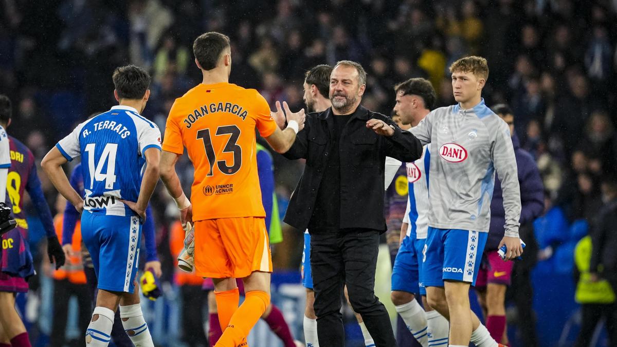 Flick: "Joan es el número 1, por eso juega hoy"