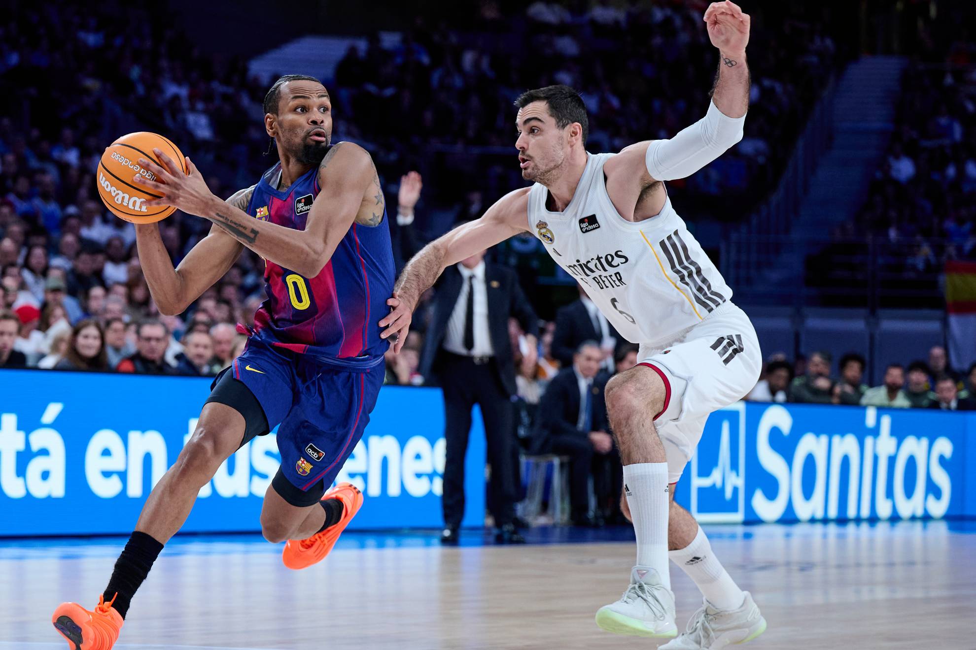 Kevin Punter escapa de la defensa de Alberto Abalde.