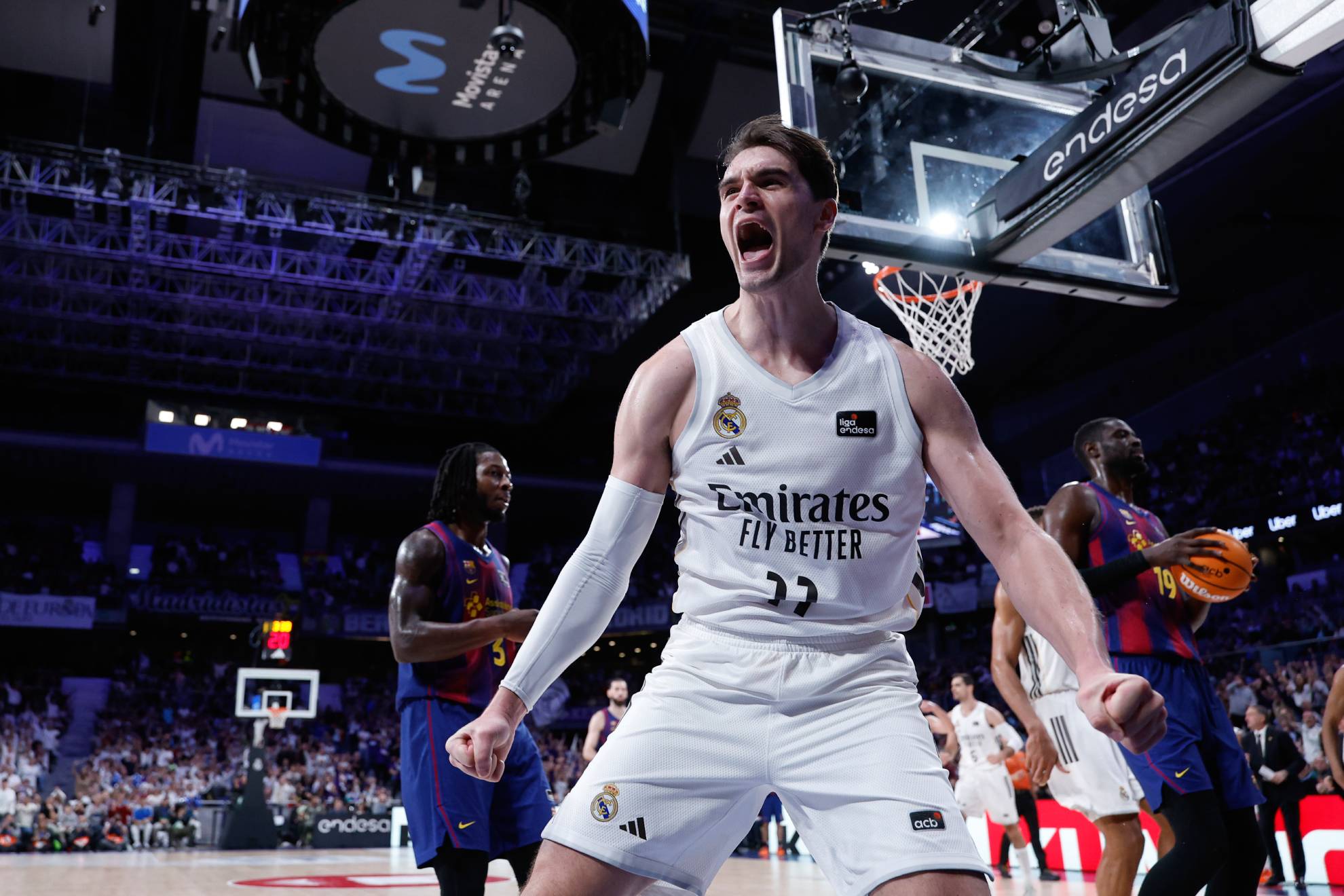 Mario Hezonja celebra una canasta del Real Madrid.