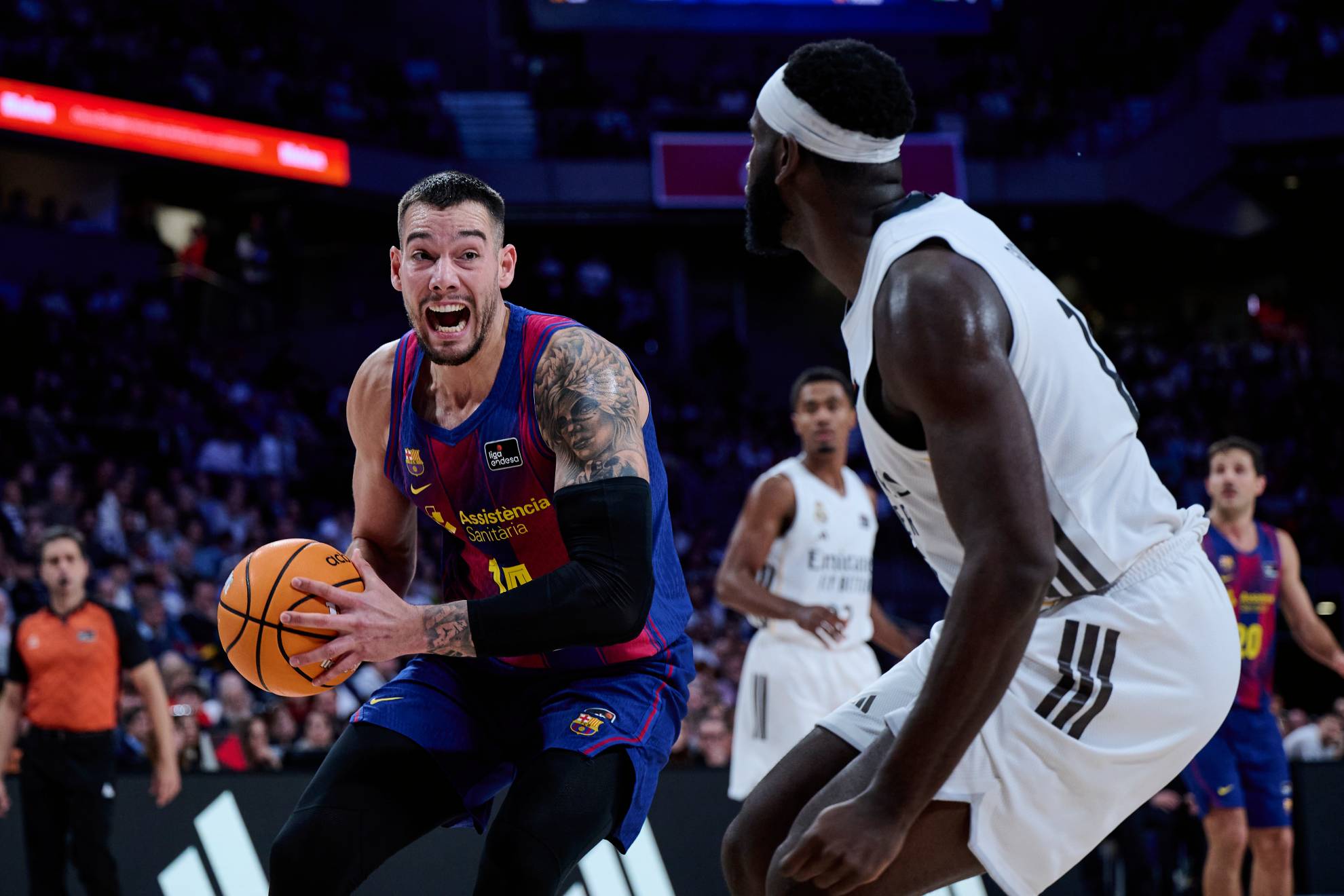 WIlly Hernangómez, defendido por Usman Garuba.